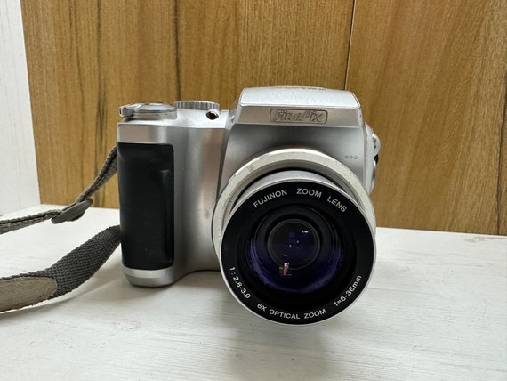 Fujifilm Finepix S3000 Digital Camera 3.1 MP 6X Optical Zoom
