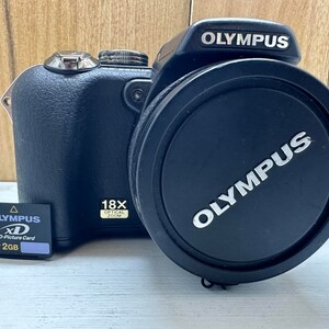 オリンパス SP-560UZ デジタルカメラ コンパクト 8 MP 18 倍光学ズーム 2.5 インチ スクリーン + 2 GB メモリ カード