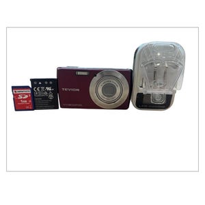 Könnte beinhalten: Ein digitales Kamera-Set mit einer weinroten TEVION 14,0 Megapixel Kamera, einem transparenten Kunststoff-Akkuladegerät, einer 1 GB SD-Karte und einem Akku. Die Kamera hat ein silbernes Objektiv.