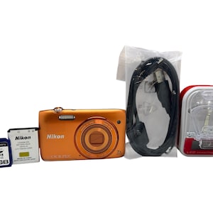 Cámara digital Nikon CoolPix S3500 de 20,1 MP, zoom óptico gran angular de 7x, pantalla de 2,7 pulgadas, estabilizador de imagen compacto y tarjeta de memoria de 8 GB.