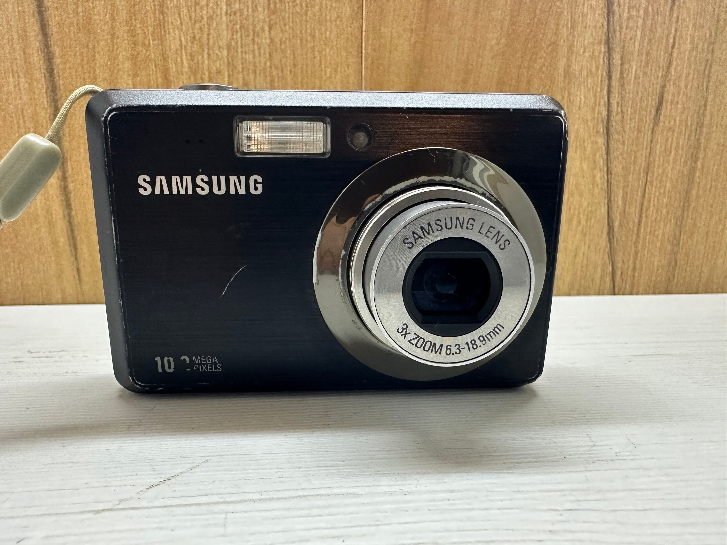 Samsung ES55 Digital Camera 10.2 MP Live Image 3X Optical Zoom 2.2