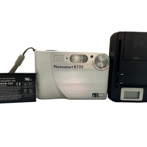 Hewlett Packard HP Photosmart R725 Digital Camera 6.2 MP 3X Precision Optical Compact + battery and Battery charger