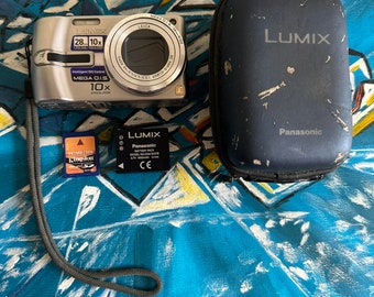 Panasonic Lumix DMC-TZ3 Digital Camera Leica Made in Japan 10X Optical Zoom 7.2MP 3 inches Lcd + 512n Mb Memory card, battery and Case