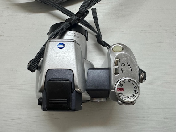 Professional Konica Minolta Dimage Z2 Digital Camera 3.2 MP 10X