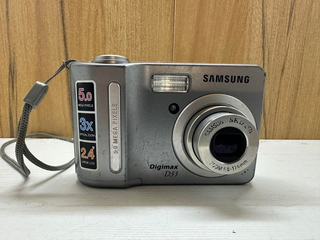 Samsung Digimax D53 Digital Camera 5 MP 3X Optical Zoom 2,4 Inches Lcd