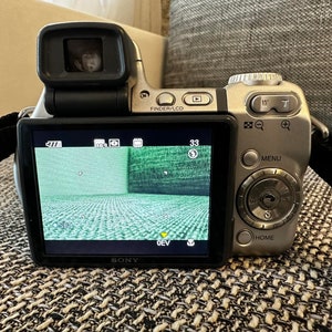 Sony DSC-H9 Digital Camera 8MP, 15x Optical Zoom Image Stabilization Stay on Black and White only