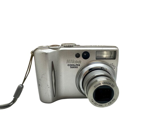 Nikon Coolpix 5200 Made in Japan Digital Camera 4 MP 3X Nikkor Red