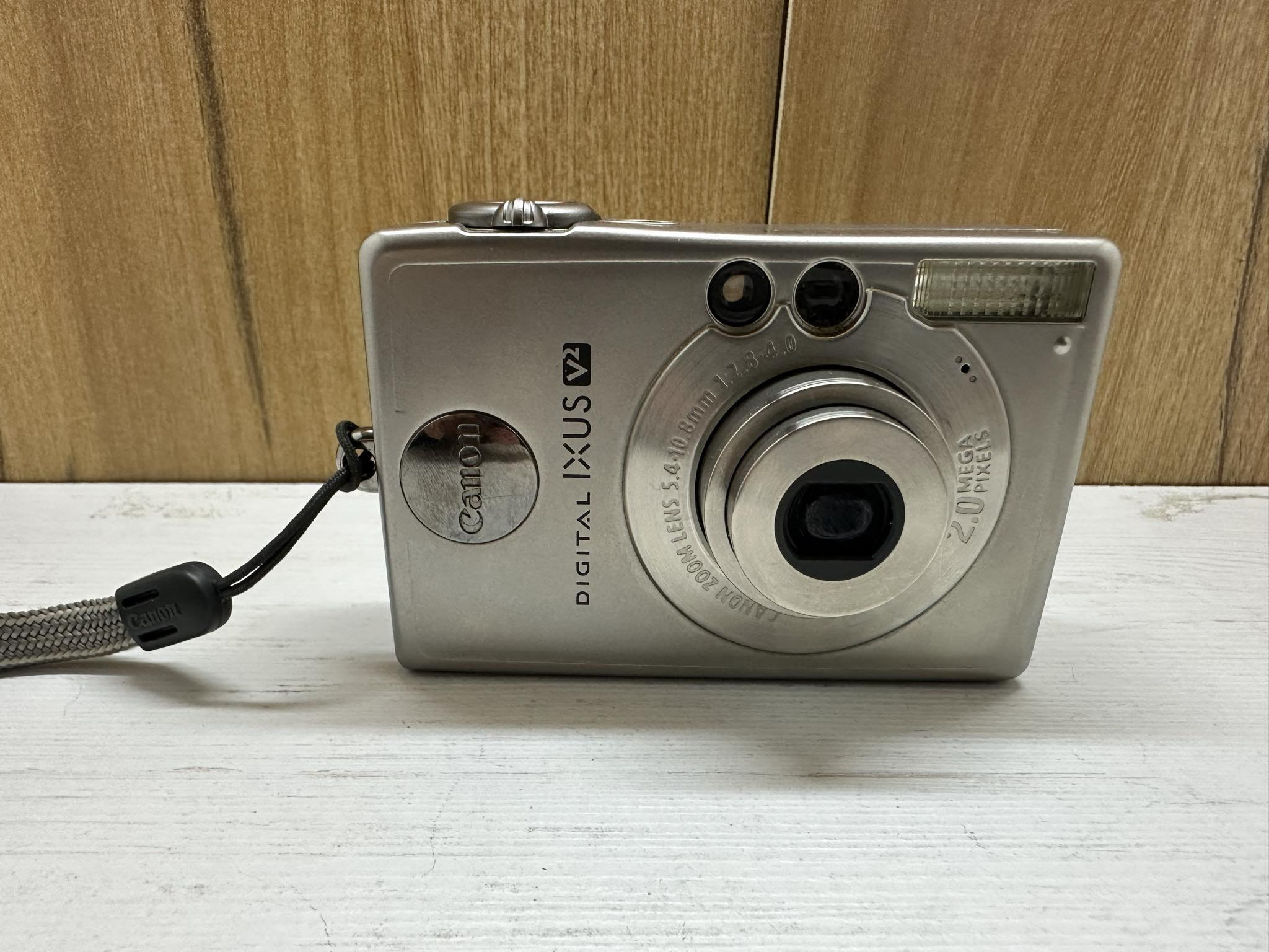 Canon Ixus V2 Aiaf Digital Camera 2 MP Zoom Lens Compact + Li-ion