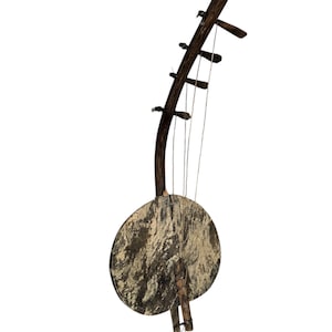 Può includere: Uno strumento a corde tradizionale con un corpo rotondo e strutturato e un lungo manico curvo. Lo strumento è principalmente marrone con un motivo più chiaro e screziato sul corpo. Le corde si estendono dal corpo alle meccaniche.