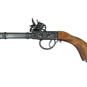 Könnte beinhalten: Eine detaillierte antike Steinschlosspistole mit einem silberfarbenen Lauf und aufwendigen Gravuren. Der Griff ist aus Holz gefertigt, und der Abzug und der Hammer sind sichtbar. Die Pistole ist eine historische Nachbildung.