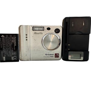 Fujifilm Finepix F401 Japan Digital Camera Super CCD Compact Video
