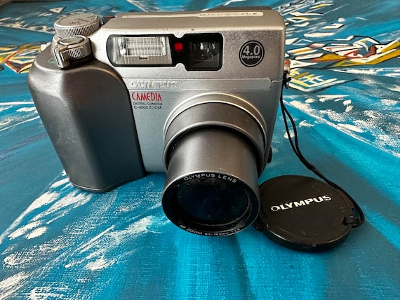 Professional Olympus C-4000 Ultra Zoom Digital Camera 4 MP 3X