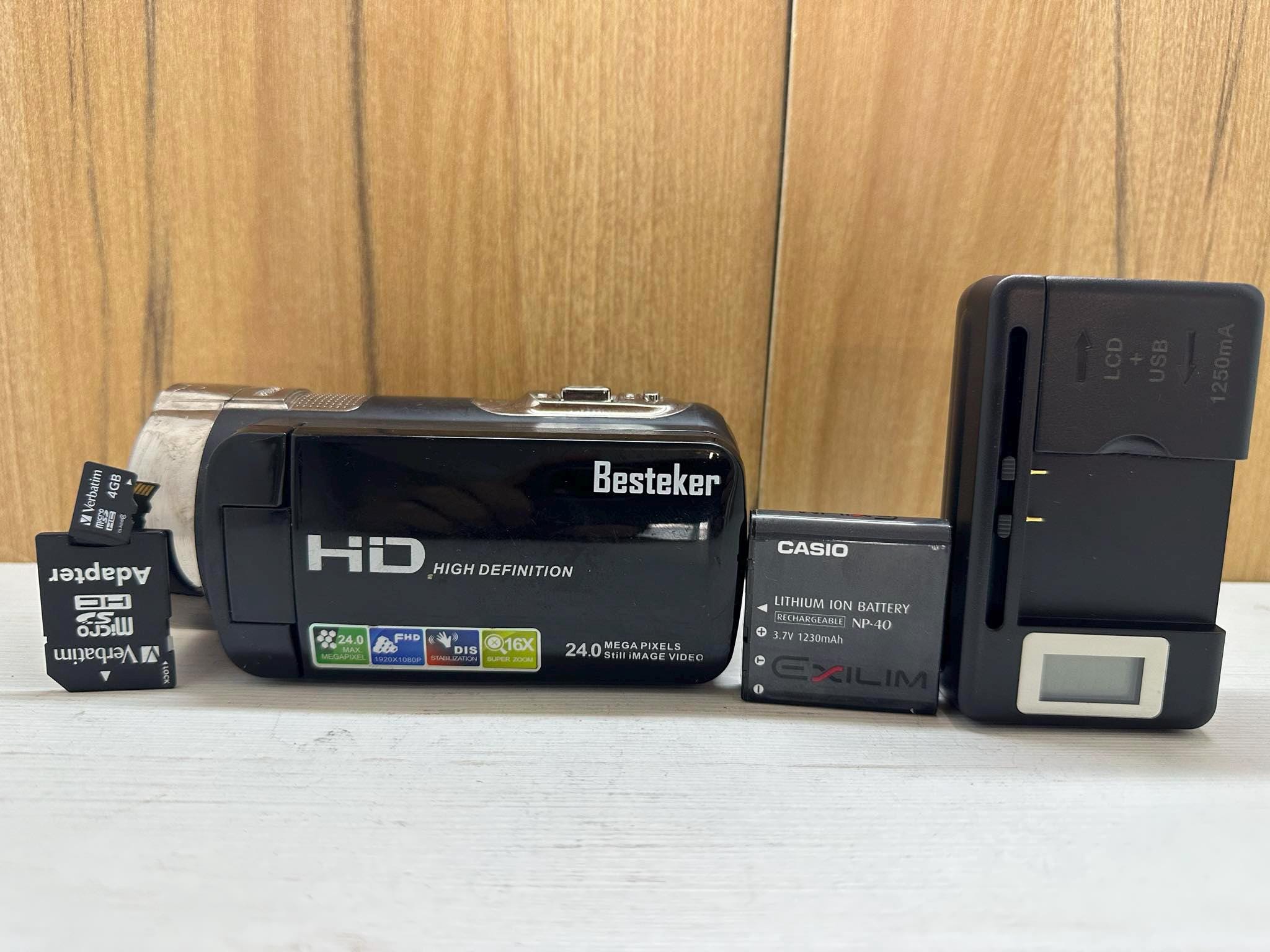 DVC Dvc 527 HD Besteker Camcorder Video Digital Camera 16 x Optical Lens 24 Mp Compact LCD High Definitio 4Gb, Battery and Battery Charger
