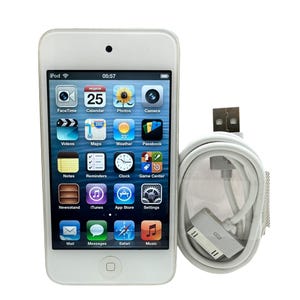 Könnte beinhalten: Weißer iPod Digital-Media-Player mit Touchscreen, der App-Symbole anzeigt. Ein weißes Ladekabel ist neben dem Gerät aufgerollt. Der Bildschirm zeigt die Uhrzeit 05:57 und das Datum als den 25.