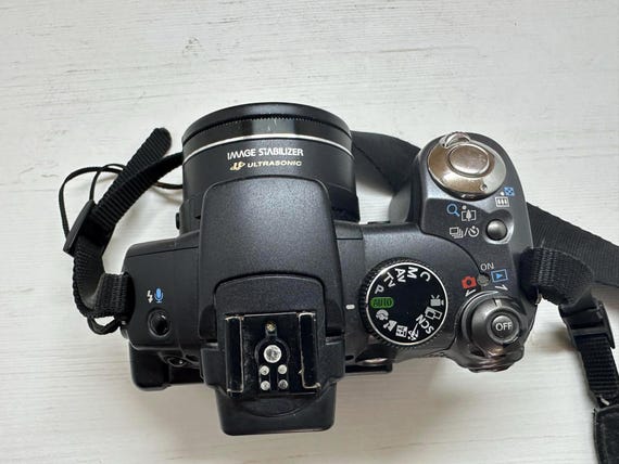 Canon Powershot Pro Series S5IS Digital Camera 8 MP 12X