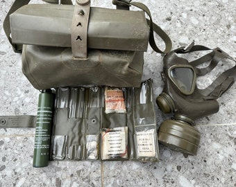 Vinatge Unique Amazing Old Green Gas Mask Full Face Dutch Holland Collectible Rubber + Bag and Safety Items