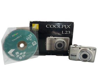 Fotocamera digitale Nikon CoolPix L23 da 10,1 MP, zoom ottico grandangolare 5X, display LCD da 3 pollici, filtro anti-sfocatura Anyi, selettore dello scatto migliore, compatta, con scheda di memoria da 4 GB e custodia.