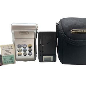 Videocámara digital Aiptek DV6800s de 2,4 pulgadas, reproductor multimedia portátil compacto, tarjeta de memoria de 2 GB, batería, estuche y cargador.