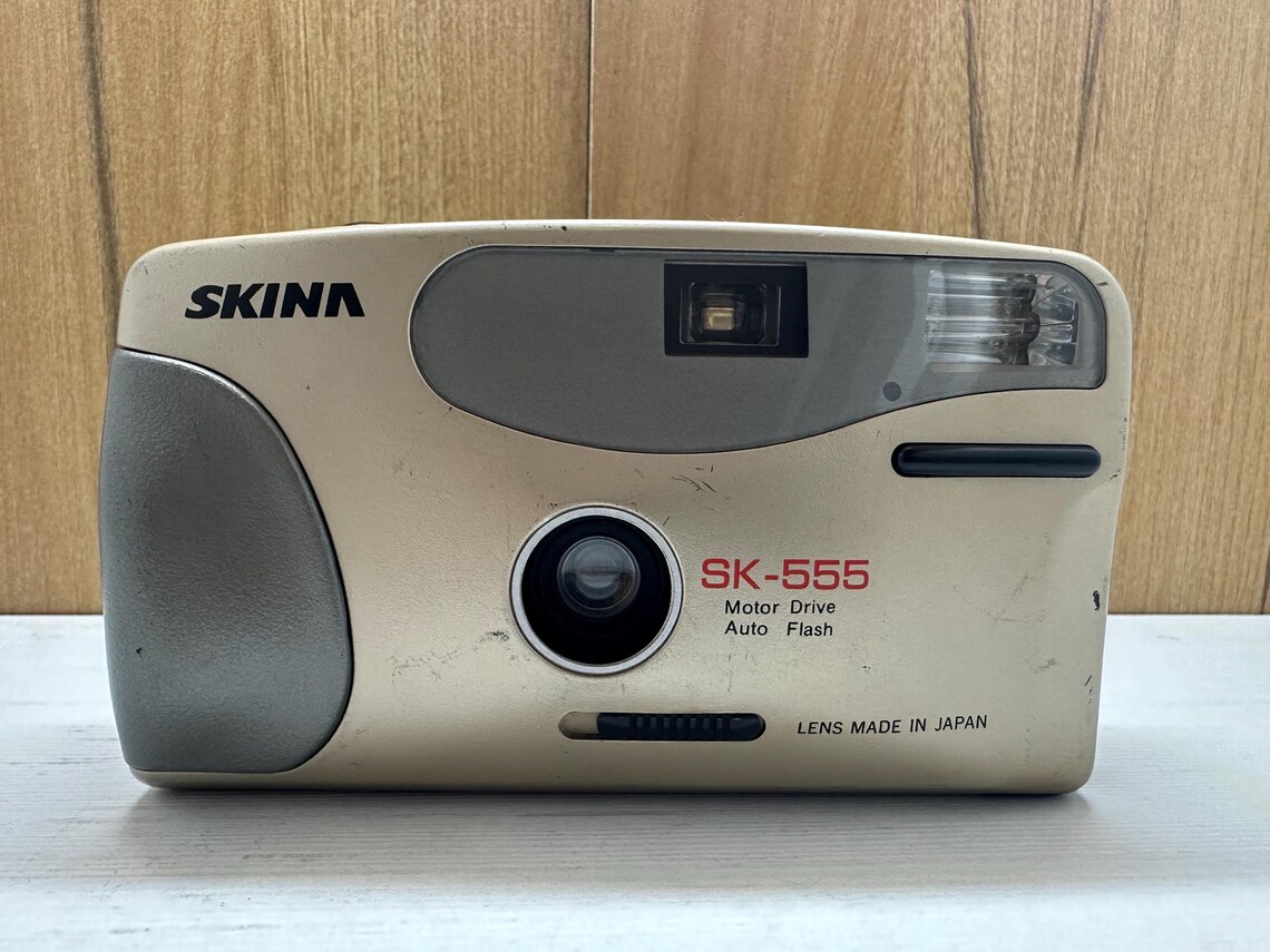 Vintage Automatic Film Camera SKINA SK-555 with Japan Lens, Film 35 mm Designed by Japan, made in China 1999, foto 1 di 5