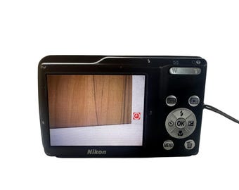 Nikon Coolpix S210 8 MP Digital Camera 3x Optical Zoom 2,5 Inches