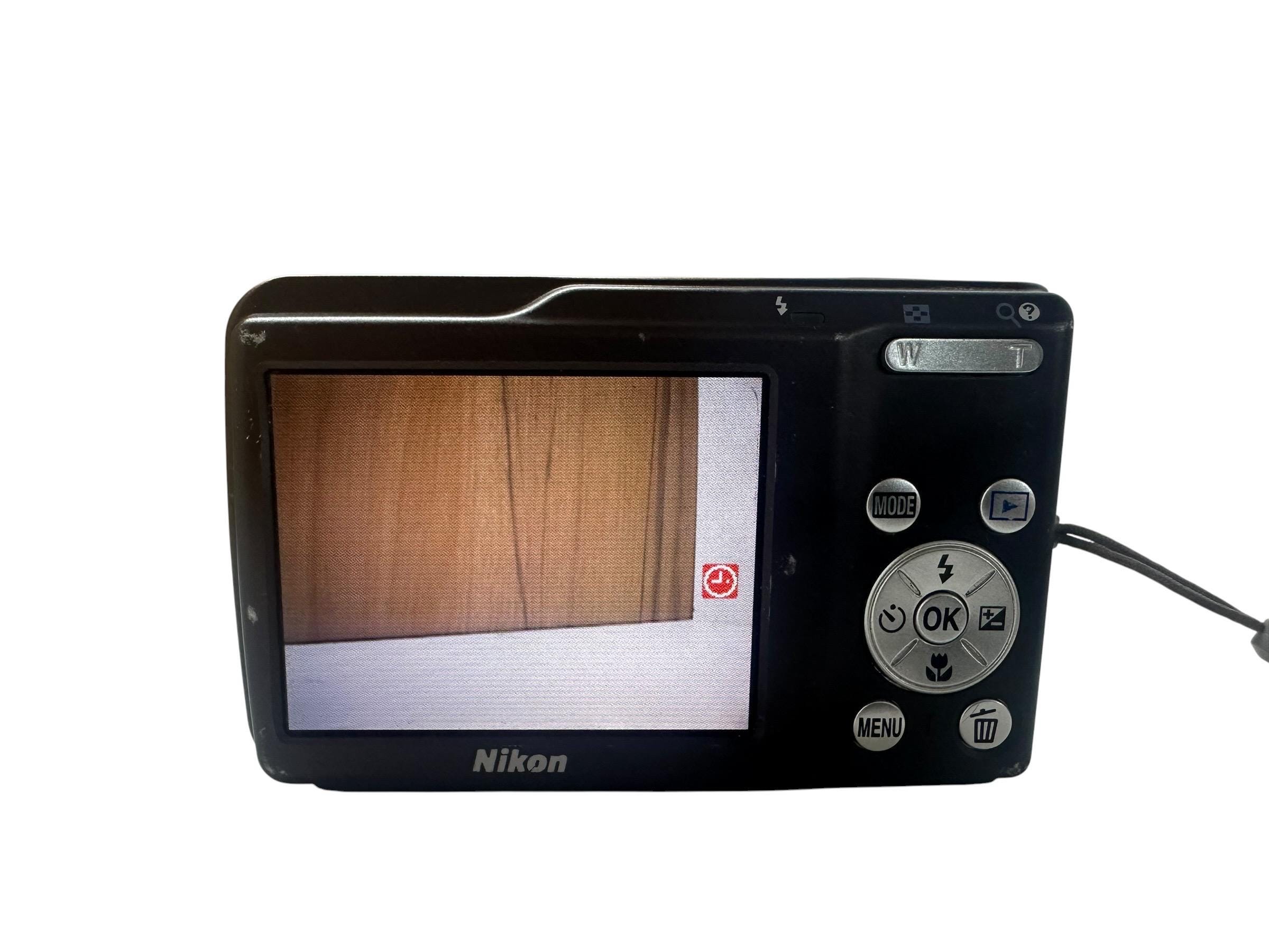 Nikon Coolpix S210 8 MP Digital Camera 3x Optical Zoom 2,5 Inches