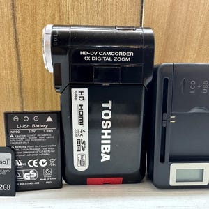 Cámara de vídeo digital Toshiba Camileo P10 HD con zoom digital 4X y tarjeta de memoria de 2 GB, batería y cargador.