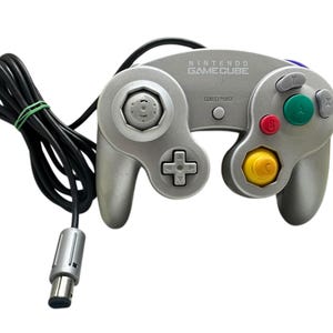 Puede incluir: Una taza de cerámica blanca con un asa negra y el texto "But First, Coffee" en negro y negrita. La taza mide aproximadamente 10 cm de alto y contiene unos 350 ml de líquido.