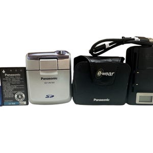 Panasonic SV-AV30 E-wear Flash Media Hard Drive Camcorder Handycam Giappone Raro Unico Mpeg4 + Scheda di Memoria da 4 GB, Batteria, Caricabatterie, Cavo, Custodia