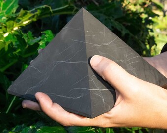 Géométrie classique de la pyramide de shungite ; Vitalité énergétique et bien-être. Pour rayonnement électromagnétique Wifi, téléphone et 5G. Triangle