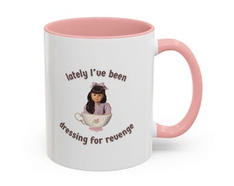 Taza de café de 11 oz: Trouble, diseño de muñeca Samantha