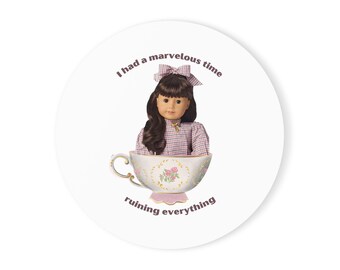Posavasos: Arruinándolo todo, diseño de muñeca Samantha