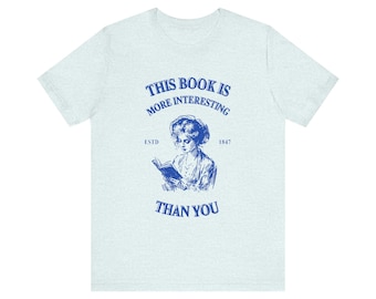 Camiseta gráfica estilo vintage con libro interesante (tallas desde pequeña hasta 3X)