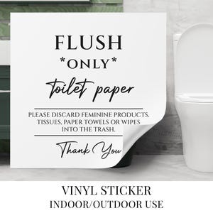 Può includere: Un adesivo in vinile bianco con testo nero che recita "FLUSH *ONLY* Carta igienica" e istruzioni per smaltire prodotti femminili, fazzoletti, asciugamani di carta o salviette nella spazzatura. Un water bianco sullo sfondo. L'adesivo è per uso interno/esterno.