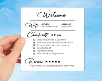 Può includere: Un cartello di benvenuto bianco con testo nero. Il cartello include istruzioni per il check-out di una proprietà in affitto, tra cui svuotare il frigorifero, lavare i piatti e chiudere le porte. Il cartello include anche una sezione per una recensione con cinque stelle.