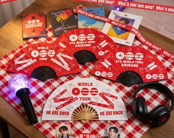 BTS Arirang World Tour Kpop Hopfällbar Fläkt, ARMY Concert Bambu Handfläkt Röd Utgåva