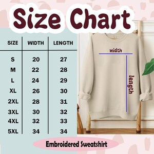 Peut inclure: Un tableau des tailles pour un sweat-shirt brod&eacute;, avec des mesures en pouces. Le tableau r&eacute;pertorie les tailles S &agrave; 5XL, avec les mesures correspondantes de largeur et de longueur. Un sweat-shirt beige est affich&eacute;.