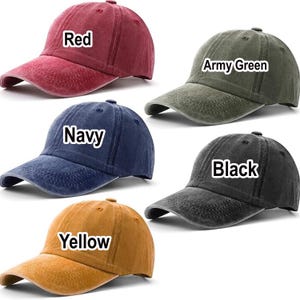 Peut inclure: Cinq casquettes de baseball de couleurs vari&eacute;es : rouge, vert arm&eacute;e, bleu marine, noir et jaune. Chaque casquette a une visi&egrave;re incurv&eacute;e et le nom de la couleur imprim&eacute; sur le devant. Les casquettes sont en mati&egrave;re douce et textur&eacute;e.