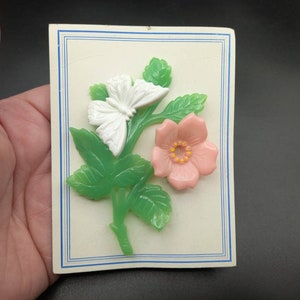 Broche vintage de celuloide en 3D con flores rosas, mariposas y hojas, de los años 40, de gran tamaño, sin usar, en cartón original