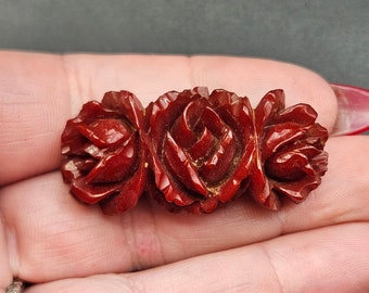 Antieke jaren 1930 diepste rood gesneden bakeliet trio van rozen broche 5,3 g