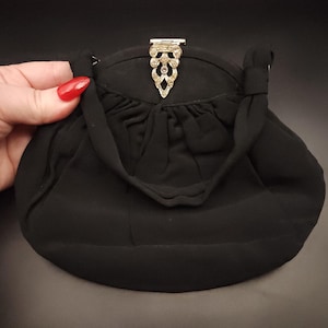 Bolsa de noite de seda preta Art Déco antiga dos anos 1930 com fecho de pasta