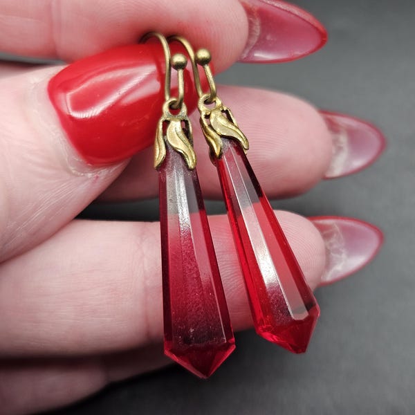 Pendientes antiguos Art Déco de cristal checo rojo facetado con forma de lágrima, de la década de 1930
