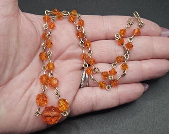 Collana antica Art Déco anni '30 in vetro sfaccettato arancione su filo d'oro laminato.