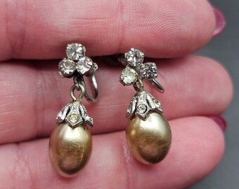 Pendientes colgantes antiguos con acento de marcasita en pasta de perlas doradas de los años 1930 y 1920
