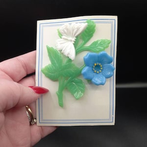 Broche vintage de celuloide en 3D con flores azules, mariposas y hojas, de los años 40, de gran tamaño, sin usar, en cartón original
