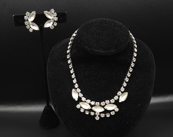 vintage années 1950 Mid Century Diamante Collier & Boucles d’oreilles Set Clear et Opaline Marquise Stones Set Parure