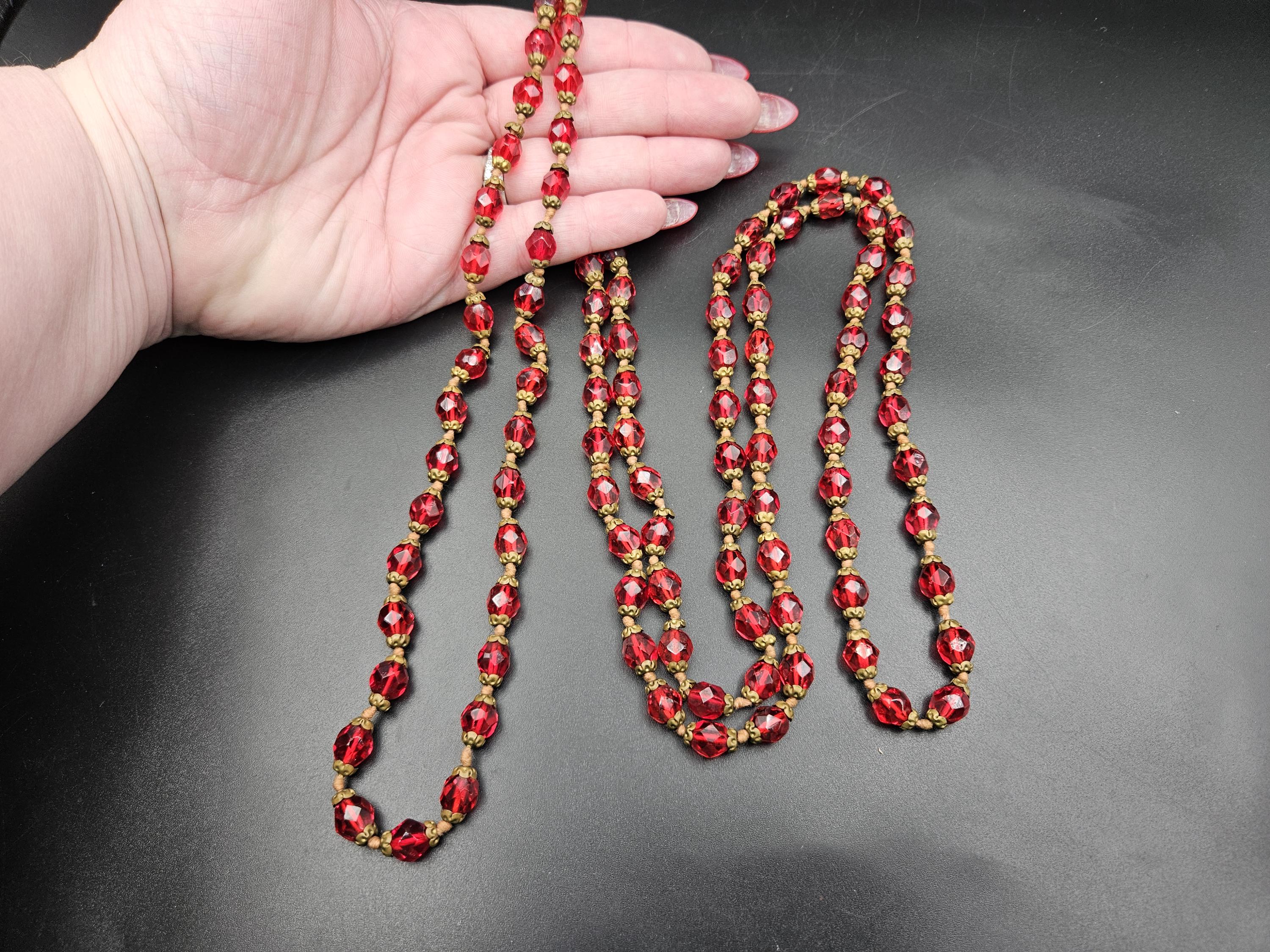 Collana lunga annodata a mano con perline di vetro rosso con cappuccio della Cecoslovacchia VTG - Italia