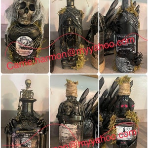 Könnte beinhalten: Sechs dekorative Glasflaschen mit Halloween-Motiven. Die Flaschen sind mit Schädeln, Skeletten, Fledermäusen und anderen gruseligen Elementen verziert. Die Flaschen sind alle schwarz und haben einen abgenutzten Look. Sie sind perfekt, um Ihrem Zuhause einen Hauch von Halloween zu verleihen.
