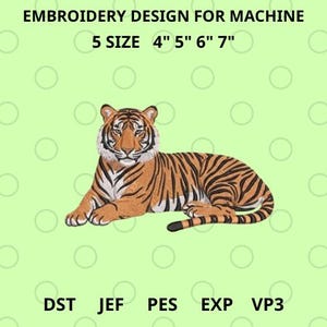 Op de afbeelding: Een borduurontwerp voor een machine met een gedetailleerde tijgerillustratie. Het ontwerp bevat de tekst "EMBROIDERY DESIGN FOR MACHINE" en "5 SIZE 4" 5" 6" 7"" op een lichtgroene achtergrond. De tijger is oranje en zwart.