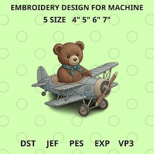 Può includere: Un disegno di ricamo per macchina con un orsacchiotto marrone che pilota un biplano grigio. Il disegno include il testo "EMBROIDERY DESIGN FOR MACHINE" e "5 SIZE 4" 5" 6" 7"", insieme alle abbreviazioni del tipo di file. L'orso indossa una sciarpa blu.