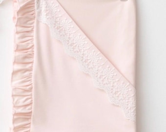 Spersonalizowany różowy kocyk dziecięcy z koronką i falbanką | Prezent dla noworodka z imieniem